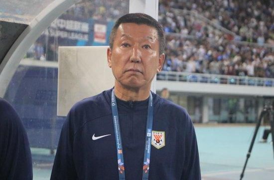 除了汤姆不断变换形状出糗的交通灯梗、熨斗梗之外，披上自制飞行器的汤姆从天而降企图擒住杰瑞，一方面致敬了《蝙蝠侠》的经典情节，一方面也让人想起动画里十分经典的;飞翔猫；而一闪而过的弹钢琴的汤姆，则致敬了1946年斩获奥斯卡最佳动画短片、被誉为系列最经典一集的《猫的协奏曲》